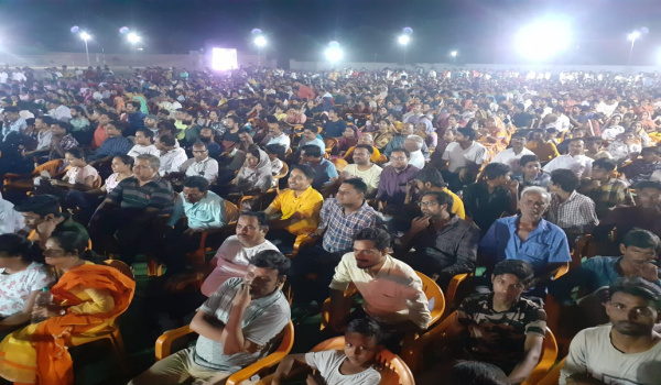 शिवगंज स्थापना दिवस महोत्सव के दौरान कवि सम्मेलन सुनने आये श्रोता।