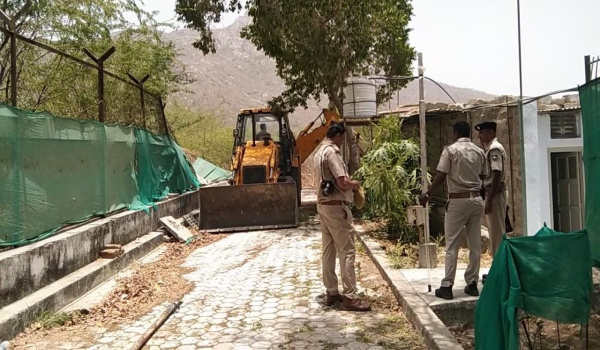 आबूरोड के तलहटी क्षेत्र में वन विभाग के द्वारा मनमोहिनी के निकट हटाया जा रहा अतिक्रमण।