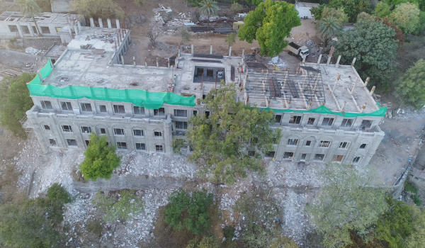 माउंट आबू में जोनल मास्टर प्लान में नो कंस्ट्रक्शन जोन में स्थित लिमबड़ी कोठी।के सबसे ऊपरी।माले से पतरे हटाकर डाली गई आरसीसी।