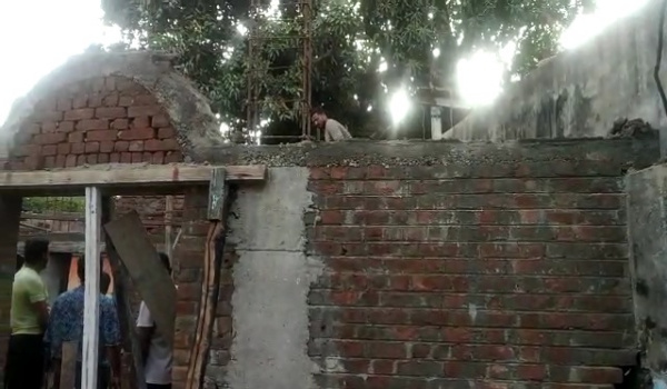 माउंट आबू में एसबीआई के निकट के मकान में कार्रवाई करते नगर पालिका का दस्ता।