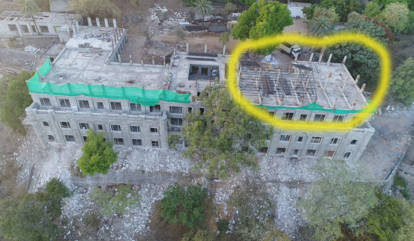 माउंट आबू में लिमबड़ी कोठी के ऊपरी।माले पर बनाये गए अतिरिक्त आरसीसी पिलर।