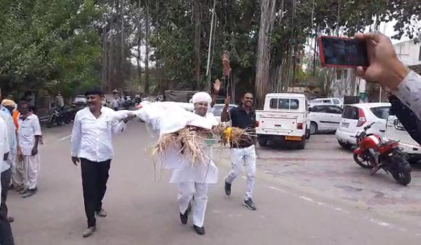 सिरोही में कलेक्टर कार्यालय ओर प्रदर्शन स्थल पर पुतला लाते जिलाध्यक्ष जीवाराम आर्य।