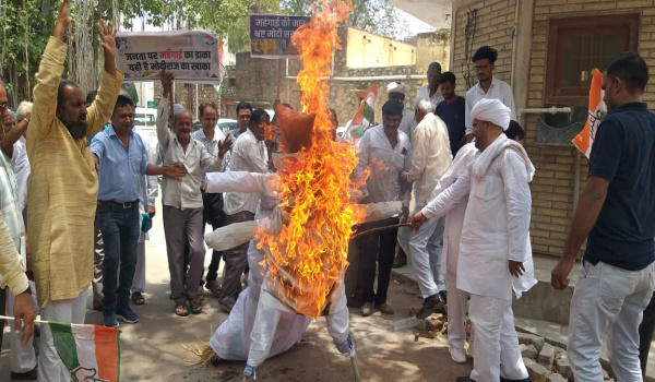 सिरोही में ईडी की कार्रवाई और महंगाई, बेरोजगारी पर जनता के उत्पीड़न के खिलाफ प्रदर्शन करते कांग्रेस जन।