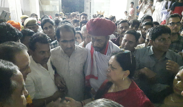 राजस्थान की पूर्व मुख्यमंत्री वसुंधरा राजे से सिरोही आगमन पर सारणेश्वर मंदिर में राजे से निकटता दिखाने की कोशिश में किसान मोर्चा जिलाध्यक्ष गणपत सिंह।
