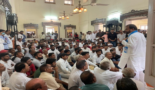 सिरोही डाक बंगला में मोदी सरकार की जनविरोधी सरकार के खिलाफ ज्जन आंदोलन की तैयारी बैठक को सम्बोधित करते सिरोही विधायक संयम लोढ़ा।