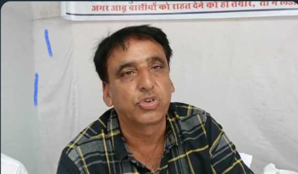 माउंट आबू में आम आदमी को न्याय के समर्थन और खास लोगों को नवाजने के विरोध में अनशन पर बैठे होटल व्यवसाई विजय लालवानी।