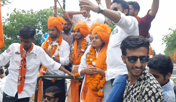 सिरोही में नामांकन रैली में शामिल एबीबीपी का पैनल।