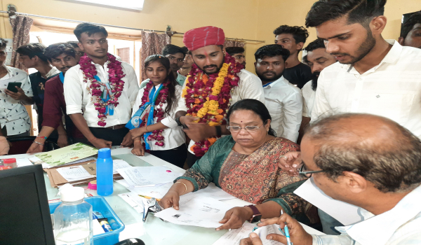 सिरोही राजकीय महाविद्यालय में नामांकन प्रक्रिया सम्पन्न करवाते सहायक आचार्य रुचि पुरोहित और अजय शर्मा।