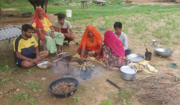 बाघसूरी में बासासूण के दौरान जगंल में दाल बाटी चूरमा बनाता ग्रामीण परिवार।