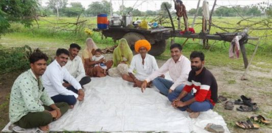 नाहरपुरा में खेत पर बासासूण परंपरा का निर्वहन करते ग्रामीण परिवार।