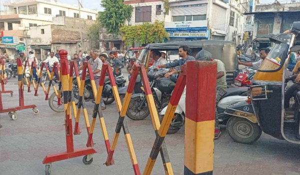 अजमेर : पेट्रोल पंप खुलने के इंतजार में बाहर खडे वाहन चालक।