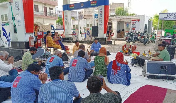 अजमेर : बंद के दौरान स्वास्तिक मोटर्स पेट्रोल पंप पर सुंदरकांड पाठ का आयोजन।
