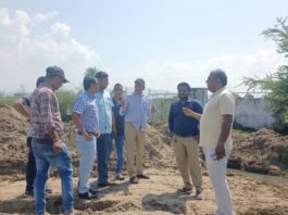 आबूरोड में के गनका में तहसीलदार को ज्ञापन देते न्यू टाउन कॉलोनी के लोग।