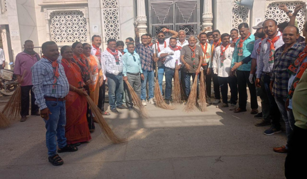 स्वच्छता पखवाड़े के तहत आबूरोड में सफाई करते आबूरोड भाजपा के पदाधिकारी।