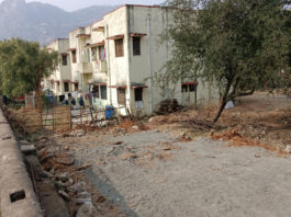 आबूरोड सदर थाने की जमीन पर पुलिस क्वार्टर के सेट बैक तक बनाकर छोड़ी गई सड़क।