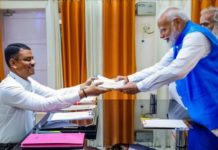 नरेन्द्र मोदी ने भाजपा प्रत्याशी के रुप में वाराणसी से पर्चा भरा