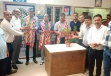 रोटरी क्लब ने नेचुरल केनोपी के नुकसान का ‘हिसाब’ कर की पर्यावरण के ‘उपचार’ की शुरुआत आबूरोड में चिकित्सकों और चार्टर्ड अकाउंटेंट्स को पौधे देते रोटरी क्लब के पदाधिकारी।