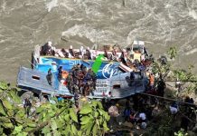 नेपाल में भारतीय यात्रियों को लेकर जा रही बस नदी में गिरी, 27 की माैत