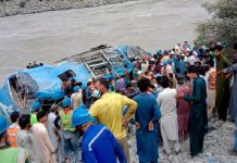 पाकिस्तान में यात्री कोच के नदी में गिरने से 19 की मौत, 8 लापता