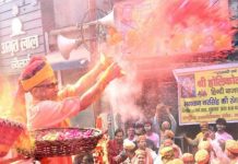 होलिका भस्म की पूजा कर योगी आदित्यनाथ ने मनाई होली