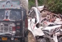 बलरामपुर में ट्रक-कार में भिड़ंत में 5 की मौत, 8 घायल