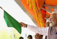 मोदी ने देशनोक में बीकानेर-मुंबई एक्सप्रेस ट्रेन को दिखाई हरी झंडी