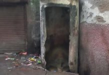 स्वच्छता अभियान की पोल खोल रहा गंदगी से अटा सार्वजनिक मूत्रालय