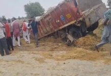 हनुमानगढ़ में टेम्पो पर ट्रेलर पलटने से 3 लोगों मौत, 4 घायल