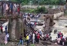 पुणे में इंद्रायणी नदी पर बना पुल गिरा, 25 से ज्यादा लोगों के बहने की आशंका