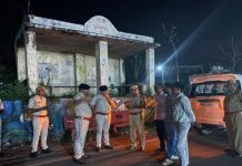 व्हाट्स एप समूह में वायरल किया फोटो और खोल दिया माउंटआबू मार्ग हत्याकांड माउंट आबू मार्ग के बाघ ने अला के पास लुटेरों द्वारा पर्यटक की हत्या के बाद आबूरोड तलहटी पर एकत्रित पुलिस अधिकारी।