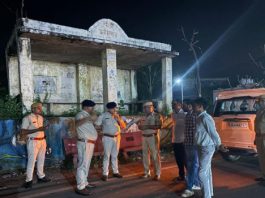 माउंट आबू मार्ग के बाघ ने अला के पास लुटेरों द्वारा पर्यटक की हत्या के बाद आबूरोड तलहटी पर एकत्रित पुलिस अधिकारी।