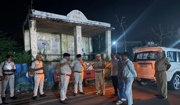 माउंट आबू मार्ग के बाघ ने अला के पास लुटेरों द्वारा पर्यटक की हत्या के बाद आबूरोड तलहटी पर एकत्रित पुलिस अधिकारी।
