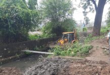 आबूरोड में रेलवे करवा रही नाला सफाई तो कहां गए पच्चीस लाख