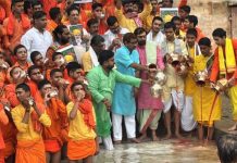 वाराणसी में मां गंगा का दुग्धाभिषेक कर मोदी के दीर्घायु होने की कामना