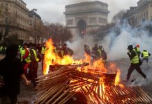 राष्ट्रपति इमैनुएल मैक्रों के इस्तीफे की मांग को लेकर फ्रांस में हिंसक प्रदर्शन
