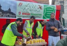 एहसास फाउंडेशन ने दास्तगीर साहब खनयार में लगाया मुफ्त टी स्टॉल