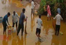 धौलपुर में सरसों के तेल से भरा टैंकर पलटा, ग्रामीणों ने लूटा तेल