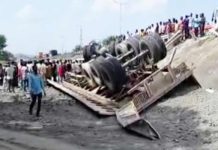 आबूरोड में फोरलेन के सर्विस लाइन पर मिट्टी लदा ट्रक पलटा