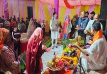 भक्त प्रह्लाद पार्क में भागवत कथा के दौरान वार्ड 66 के सफाई कर्मियों का सम्मान