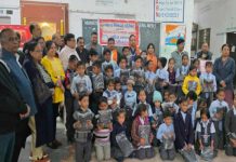 गरीब और जरूरतमंद विद्यार्थियों को स्वेटर वितरण