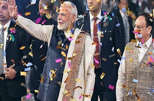 मोदी-मोदी से गूंजा भाजपा मुख्यालय, लिट्टी-चोखा व मखाने की खीर का लिया स्वाद