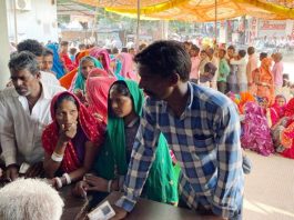 आबूरोड में एक हजार से अधिक किसानों को खाद का वितरण