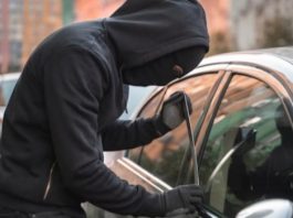 अंबाजी मार्ग पर कार लूट कर फरार हुए बदमाश