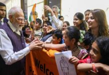 मोदी का दक्षिण अफ्रीका में भारतीय समुदाय ने गर्मजोशी से किया स्वागत