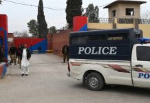 पाकिस्तानी अधिकारियों का इमरान खान को स्थानांतरित करने से इनकार