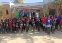 चंदेला के तेलपुर फली विद्यालय में विद्यार्थियों को जैकेट वितरित किए