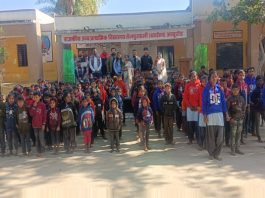 चंदेला के तेलपुर फली विद्यालय में विद्यार्थियों को जैकेट वितरित किए