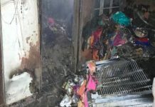 अलवर : कपड़ों के गोदाम में आग लगने से लाखों रुपए का सामान खाक