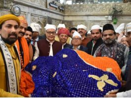 मोदी की तरफ से अजमेर दरगाह में चादर पेश, मांगी देश में अमन, चैन और भाईचारे की दुआ