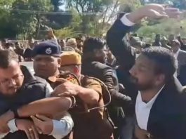 अजमेर सेशन कोर्ट के बाहर स्पीड ब्रेकर की मांग पर अधिवक्ताओं का हंगामा